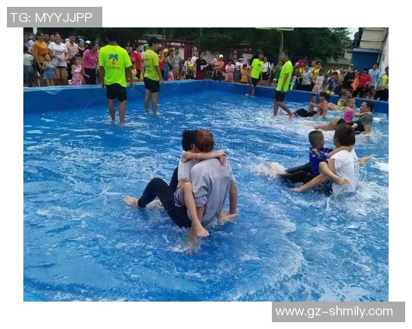 姚明在沙滩上尽情玩耍，重拾童年乐趣与快乐时光的温馨瞬间