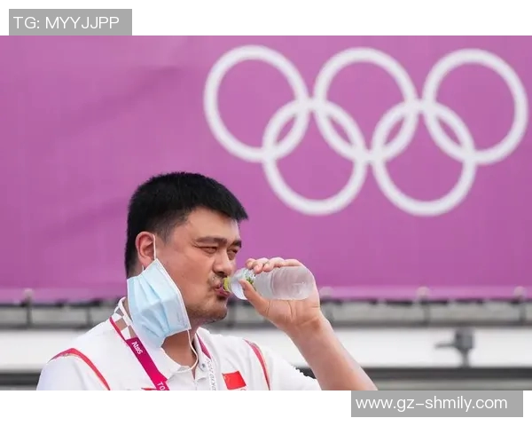 姚明在赛场上展现无与伦比的霸气风范与领袖气质震撼全场观众