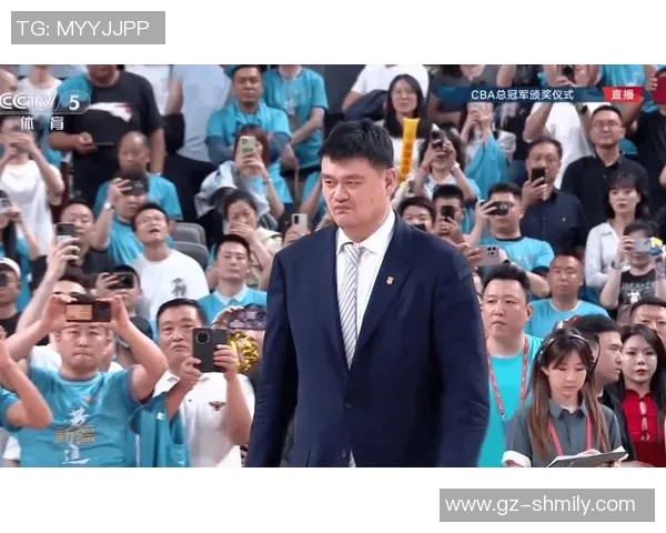 姚明展现灿烂笑容传递正能量引发网友热议与共鸣