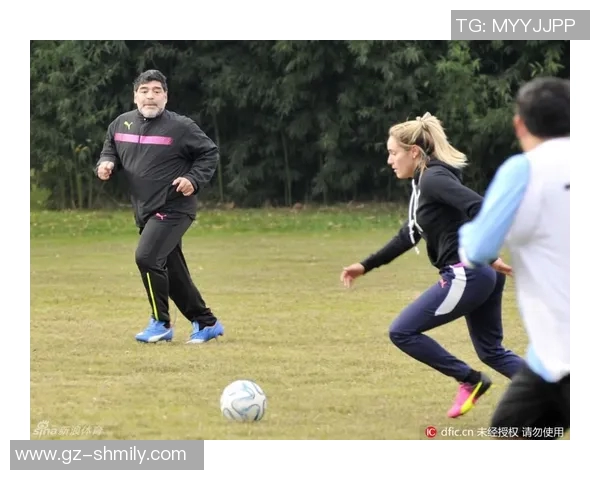 足球明星与女友甜蜜接吻瞬间曝光引发粉丝热议与羡慕 足球明星与女友甜蜜接吻瞬间曝光引发粉丝热议与羡慕