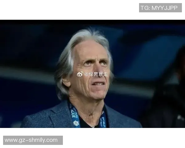 足球明星做闭嘴手势引发热议背后的故事与球场文化探讨